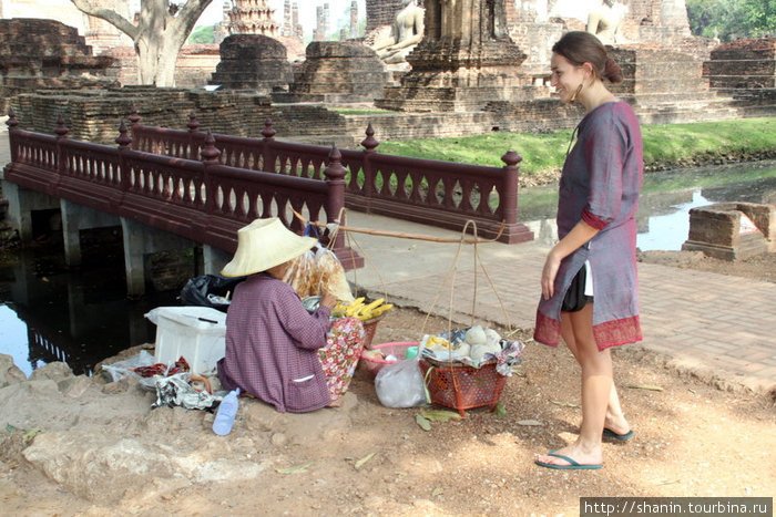 Продукты для туристов — у входа в храм на территории парка Сукхотай Сукхотай, Таиланд