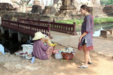Продукты для туристов — у входа в храм на территории парка Сукхотай