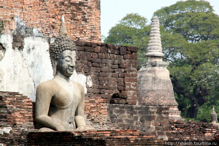 Будда и ступа Сукхотай, Таиланд