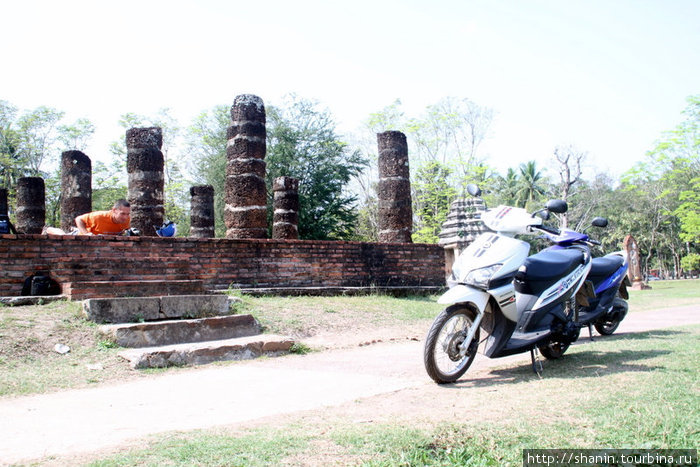 Руины Скхотая удобнее объезжать на мотобайке Сукхотай, Таиланд
