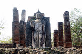 Стоящий Будда и колонны храма