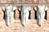 Три слона в основании ступы