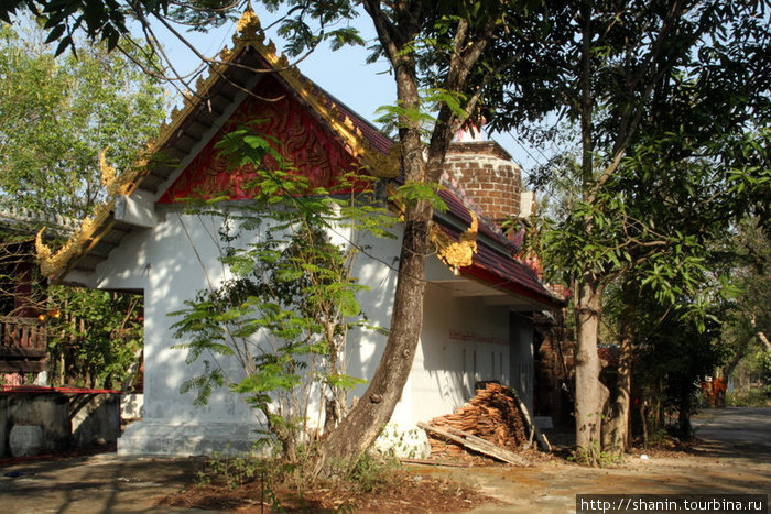 Маленький храм, но живой, а не музейный Сукхотай, Таиланд