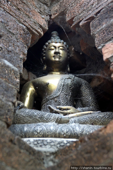 Будда в нише Сукхотай, Таиланд
