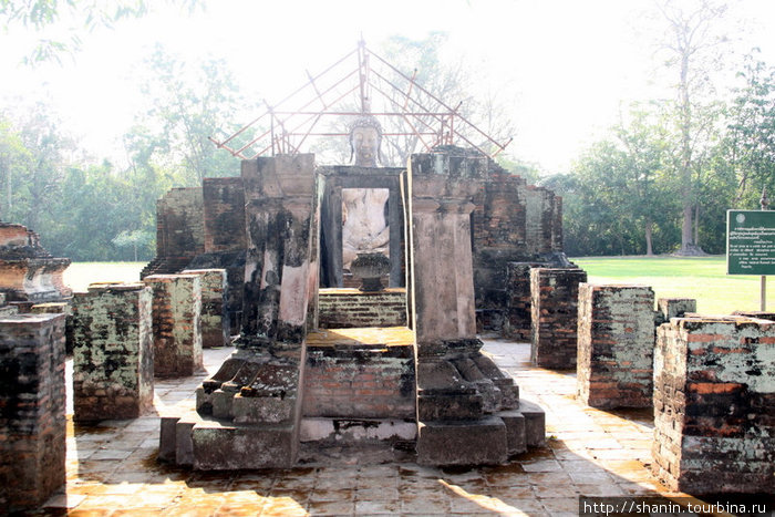 Руины храма на территории Ват Сонгкран Сукхотай, Таиланд