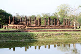 Руины храма и их отражение в заполненном водой крепостном рву