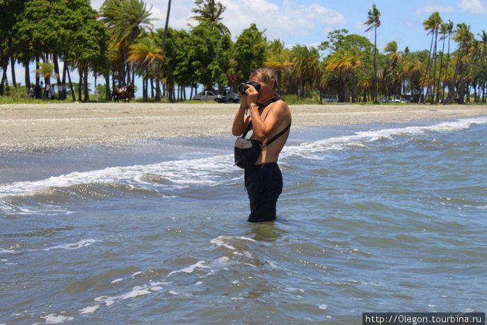 Шанин даже купается с фотоаппаратом Фиджи