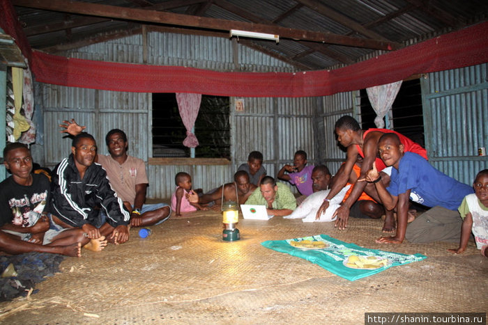Источник света — керосиновая лампа, стол — скатерть на полу. вернее, на циновке Остров Вити-Леву, Фиджи