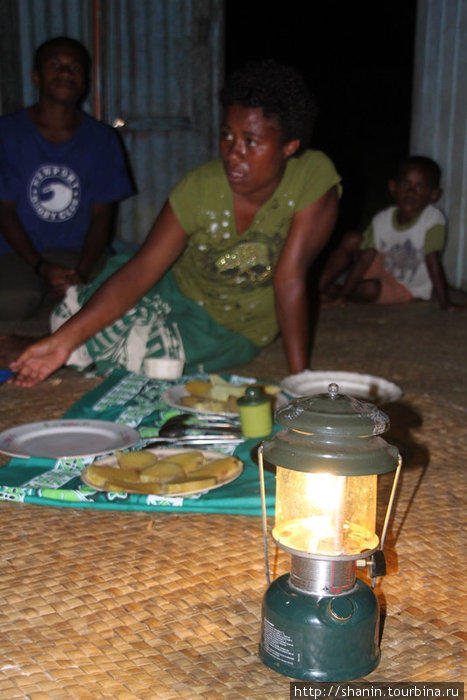 Скромный ужин — при свете керосиновой лампы Остров Вити-Леву, Фиджи