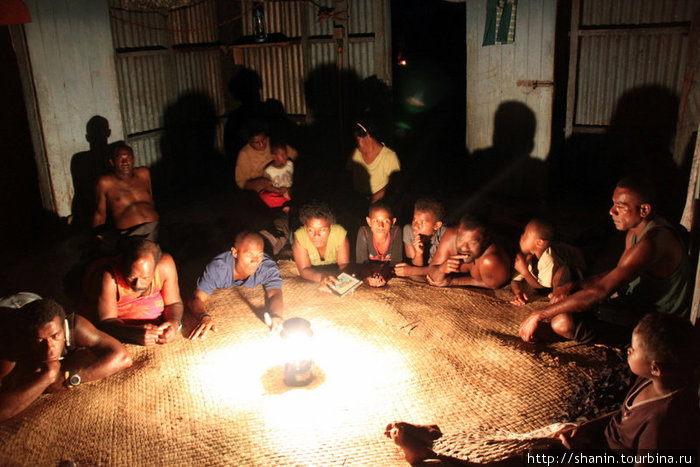 Кружком вокруг керосиновой лампы Остров Вити-Леву, Фиджи