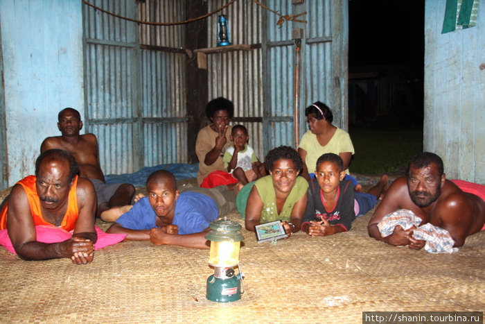 На нас пришли посмотреть все жители деревни. Не только мужчины, но и женщины с детьми Остров Вити-Леву, Фиджи