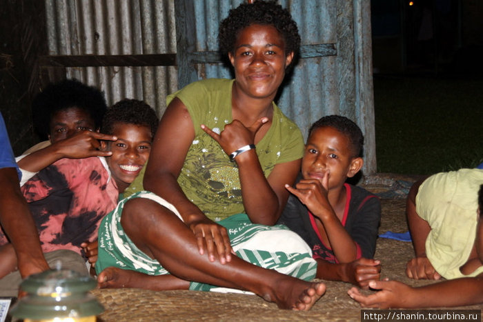 Женщины и дети любят сниматься Остров Вити-Леву, Фиджи