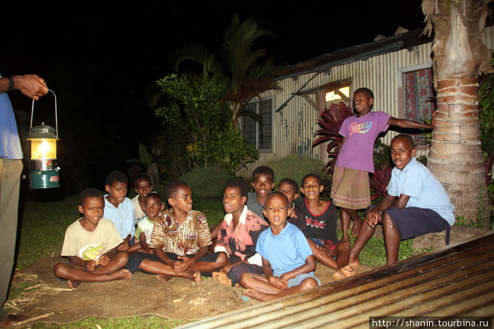 Дети собрались просто попеть песни — хором! Без фонограммы или караоке! Остров Вити-Леву, Фиджи