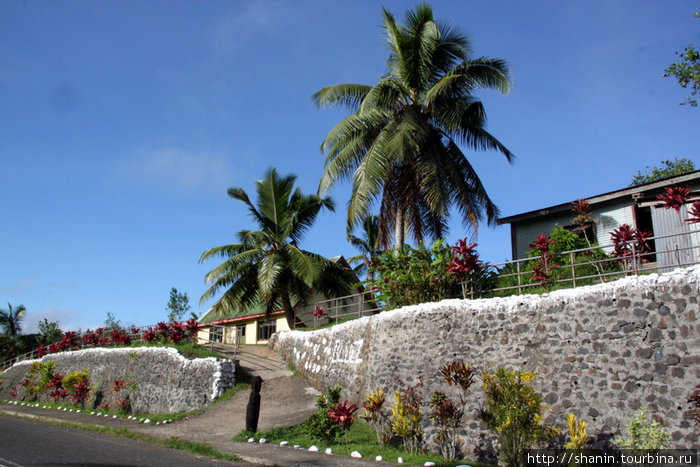 Дорога проходит прямо через деревню Остров Вити-Леву, Фиджи