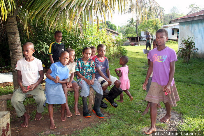Утро в деревне, все уже на ногах Остров Вити-Леву, Фиджи