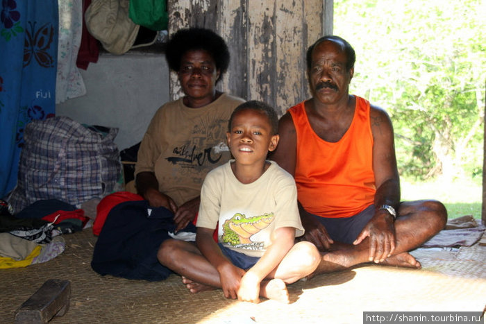 Хозяин дома с женой и сыном Остров Вити-Леву, Фиджи