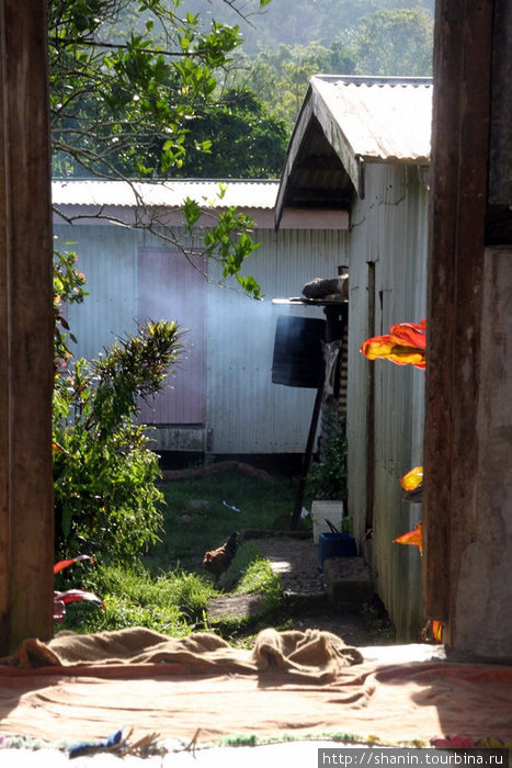 Двери днем никто не закрывает — вся жизнь проходит на виду и всей деревни Остров Вити-Леву, Фиджи