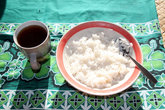 Типичный фиджийский завтрак — чай и рис (с сахаром)