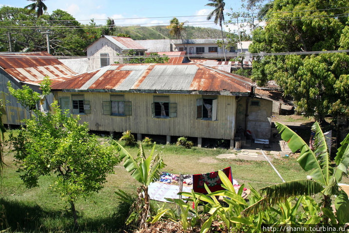 Типичный барак с ржавой железной крышей Остров Вити-Леву, Фиджи