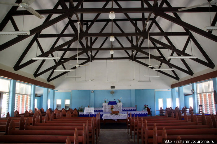 В церкви днем пусто, но двери открыты для всех Остров Вити-Леву, Фиджи