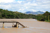 Старый мост разрушен наводнением.