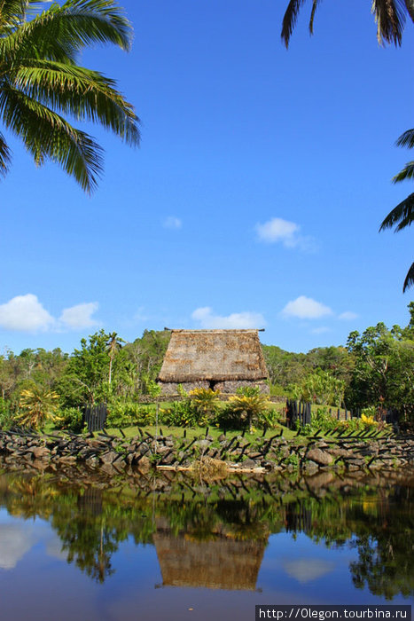 Традиционный фиджийский дом с оборонными копьями на озере Остров Вити-Леву, Фиджи