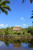 Традиционный фиджийский дом с оборонными копьями на озере