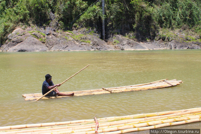 На бамбу вы можете перебраться на другую сторону реки или проплыть вдоль Остров Вити-Леву, Фиджи