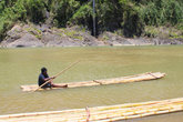 На бамбу вы можете перебраться на другую сторону реки или проплыть вдоль