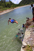 В жарком климате- река спасение, все с удовольствием ныряют в реку