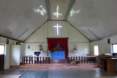 Внутри церкви можно сидеть прямо на полу- постелены коврики