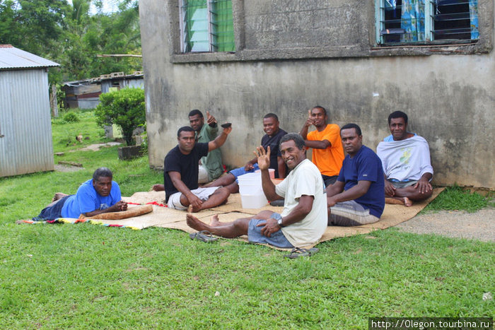 Деревенские мужики приглашают попить кавы Остров Вити-Леву, Фиджи