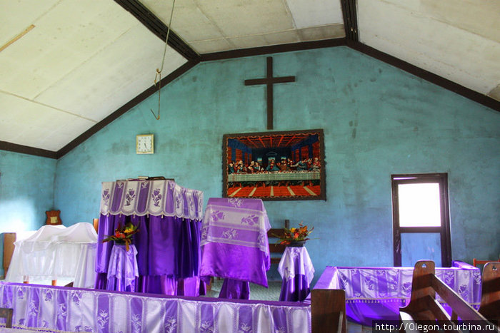 Внутри второй деревенской церкви Остров Вити-Леву, Фиджи