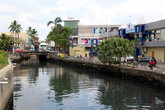 Торговые центры на берегу канала в Суве