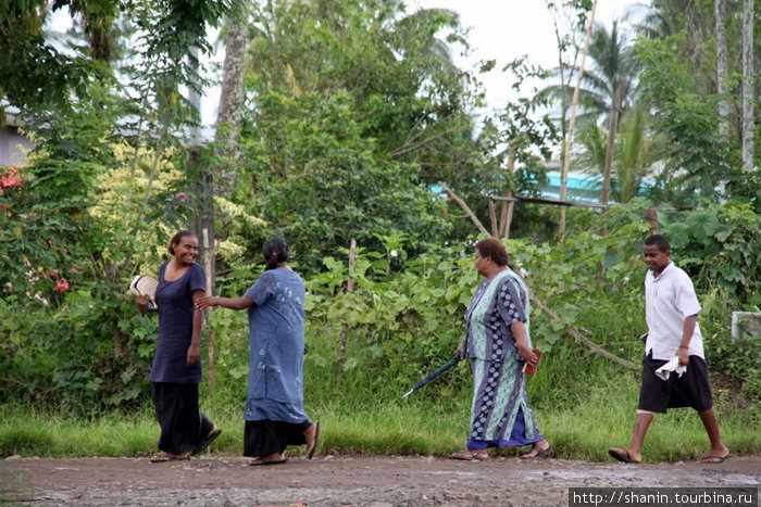 На Фиджи принято ходить пешком — даже на дальние расстояния Остров Вити-Леву, Фиджи