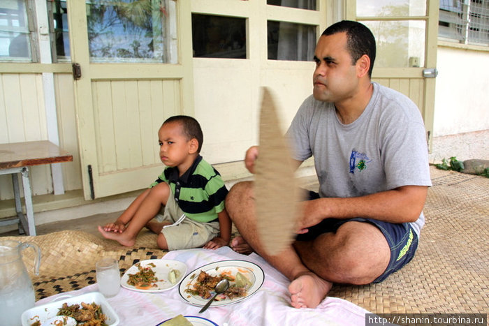 Доктор Джеймс из Коровоу с сыном Остров Вити-Леву, Фиджи