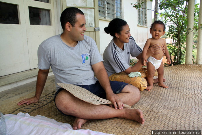 Доктор с женой и младшим сыном Остров Вити-Леву, Фиджи