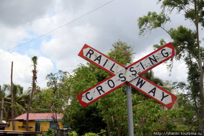 Шоссе пересекает железную дорогу Остров Вити-Леву, Фиджи