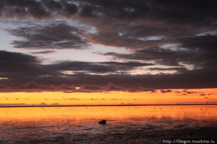 Облака и последние лучи солнца Остров Вити-Леву, Фиджи