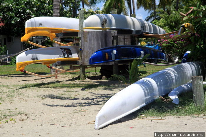 Лодки готовы к соревнованиям по гребле Нанди, остров Вити-Леву, Фиджи
