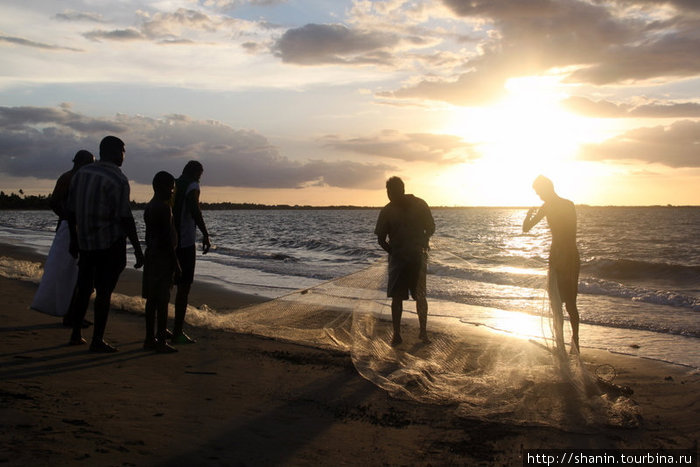 Рыбаки на закате Нанди, остров Вити-Леву, Фиджи
