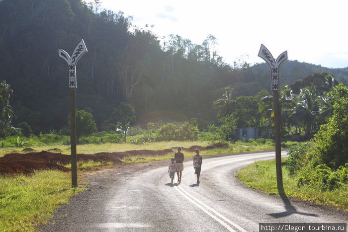 То ли дорога, то ли широкий тротуар- машины проезжают очень редко Остров Вити-Леву, Фиджи
