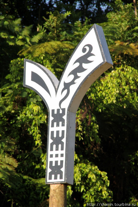 Такими знаками обозначают границу деревни — начало или конец деревенских владений Остров Вити-Леву, Фиджи