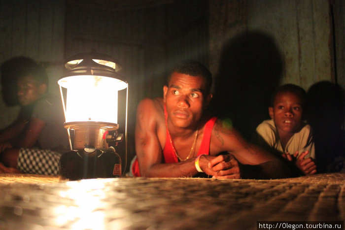При свете керосиновой лампы мы стали травить байки путешественников Остров Вити-Леву, Фиджи