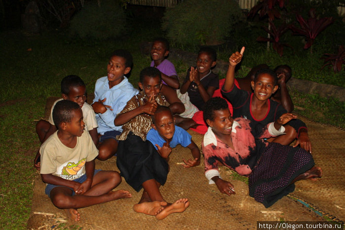 Дети нам спели несколько песен- никаких магнитофонов и фонограмм Остров Вити-Леву, Фиджи