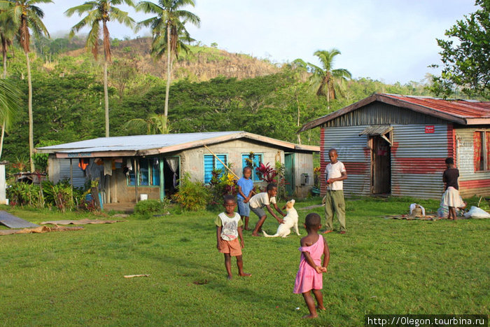 Детвора играет вокруг дома Остров Вити-Леву, Фиджи