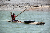 Проплывая мимо на бамбуковом плоту