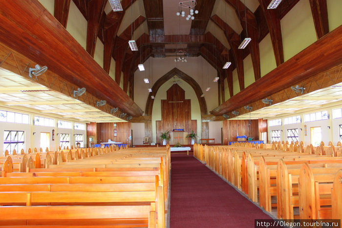 Внутри католического храма Остров Вити-Леву, Фиджи