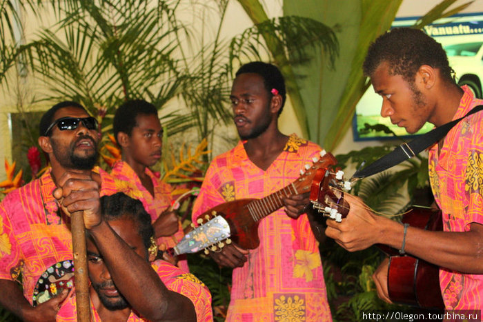 Прилетев в аэропорт столицы вас встретят с музыкой регги Порт-Вила, Вануату