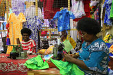 Одежду шьют тут же на рынке- сразу видно, что сделано в Вануату, а не в Китае